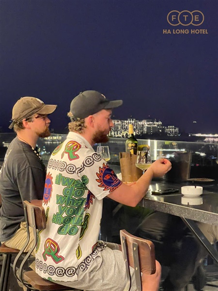 FTE Ocean Sky Bar – View ngắm hoàng hôn Hạ Long “tuyệt đối điện ảnh”